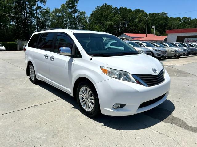 Photo of 2012 Super White Toyota Sienna