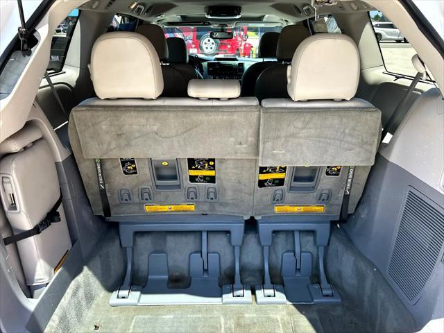 Photo of 2012 Super White Toyota Sienna
