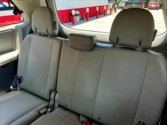 Photo of 2012 Super White Toyota Sienna