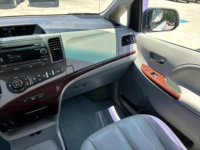 Photo of 2012 Super White Toyota Sienna