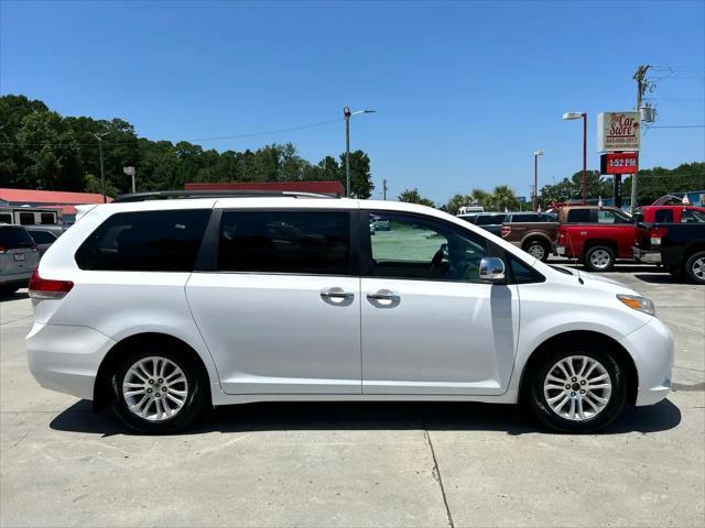 Photo of 2012 Super White Toyota Sienna