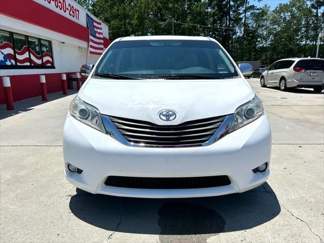 Photo of 2012 Super White Toyota Sienna