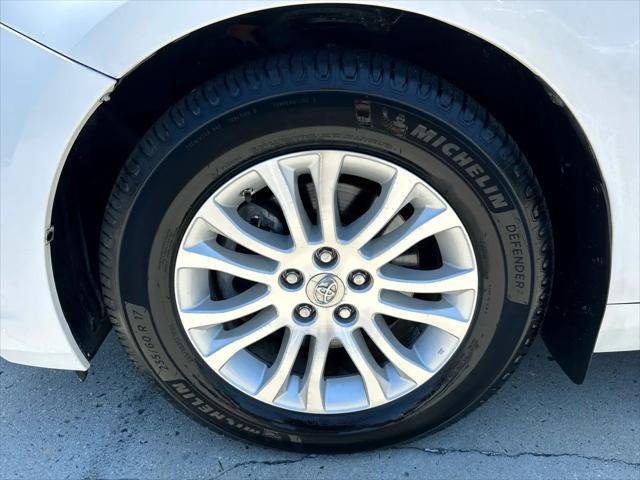 Photo of 2012 Super White Toyota Sienna