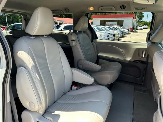 Photo of 2012 Super White Toyota Sienna