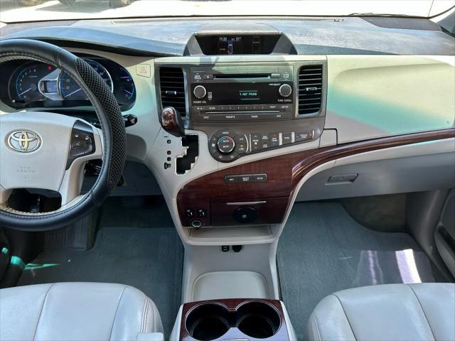Photo of 2012 Super White Toyota Sienna