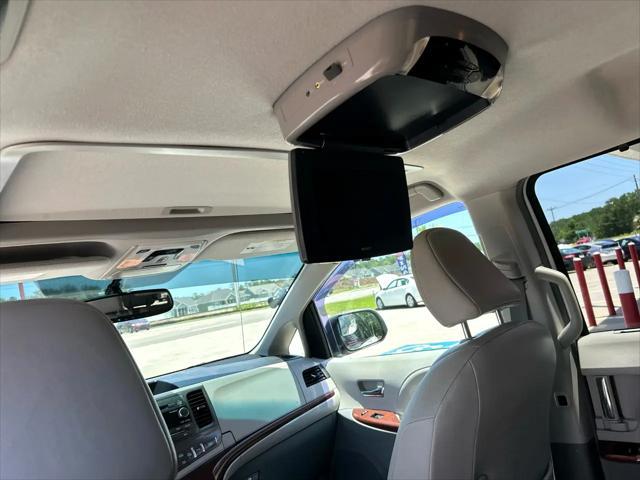 Photo of 2012 Super White Toyota Sienna