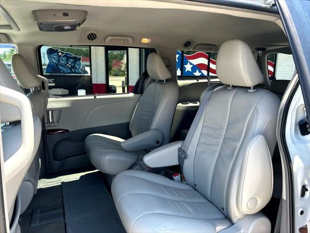 Photo of 2012 Super White Toyota Sienna