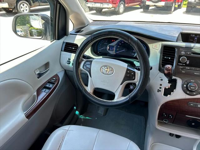Photo of 2012 Super White Toyota Sienna