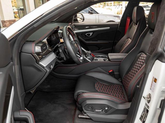 Photo of 2023 White Lamborghini Urus