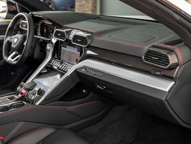 Photo of 2023 White Lamborghini Urus