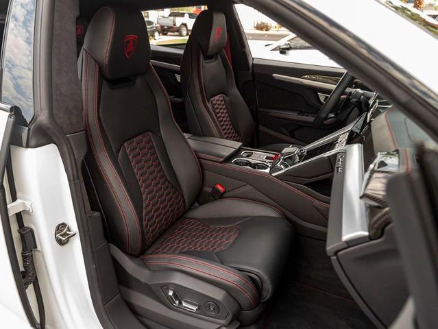 Photo of 2023 White Lamborghini Urus