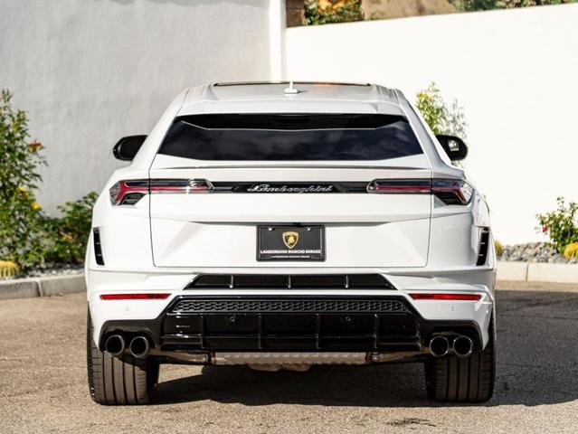 Photo of 2023 White Lamborghini Urus