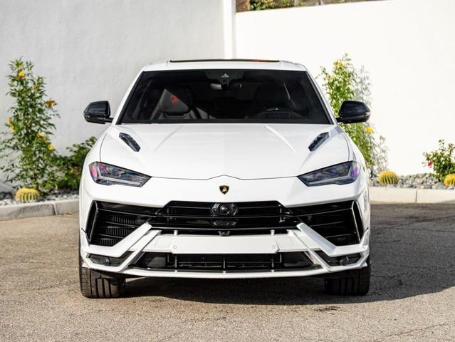 Photo of 2023 White Lamborghini Urus