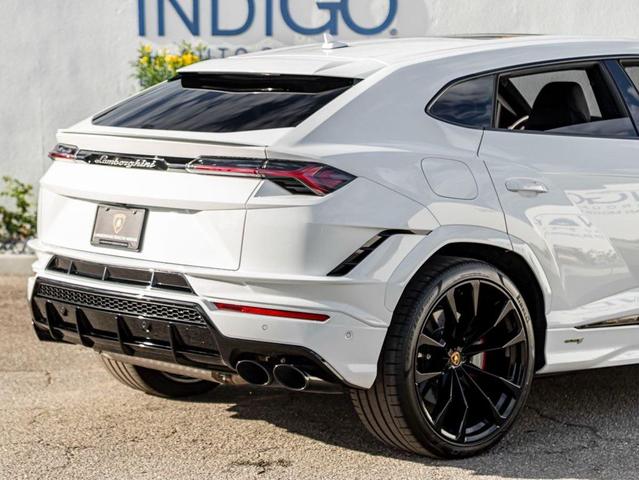 Photo of 2023 White Lamborghini Urus