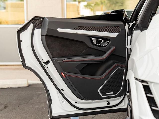 Photo of 2023 White Lamborghini Urus