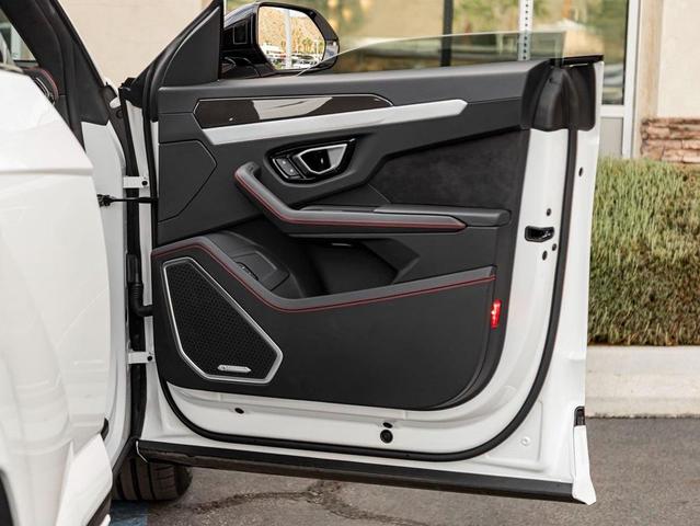 Photo of 2023 White Lamborghini Urus