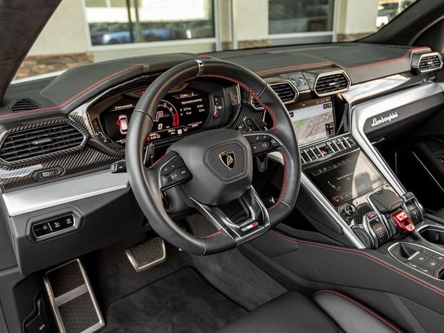 Photo of 2023 White Lamborghini Urus