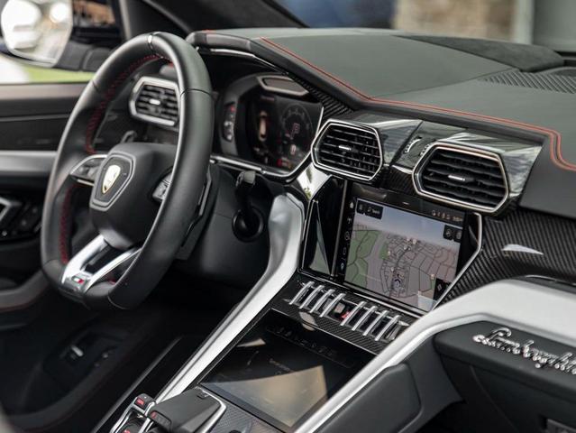 Photo of 2023 White Lamborghini Urus