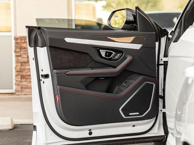 Photo of 2023 White Lamborghini Urus