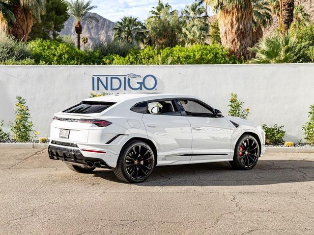 Photo of 2023 White Lamborghini Urus
