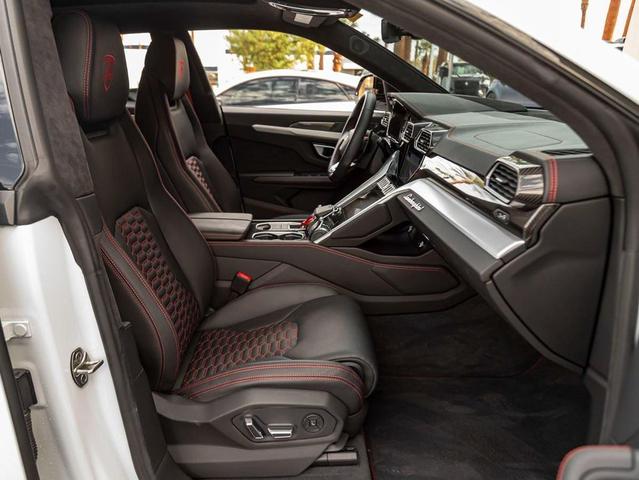 Photo of 2023 White Lamborghini Urus