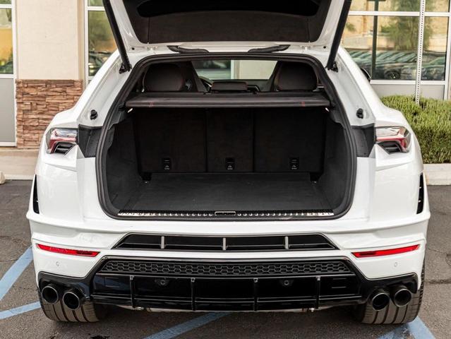 Photo of 2023 White Lamborghini Urus