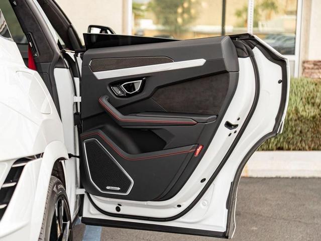 Photo of 2023 White Lamborghini Urus