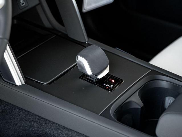 Photo of 2024 Santorini Black Metallic Land Rover Discovery Sport