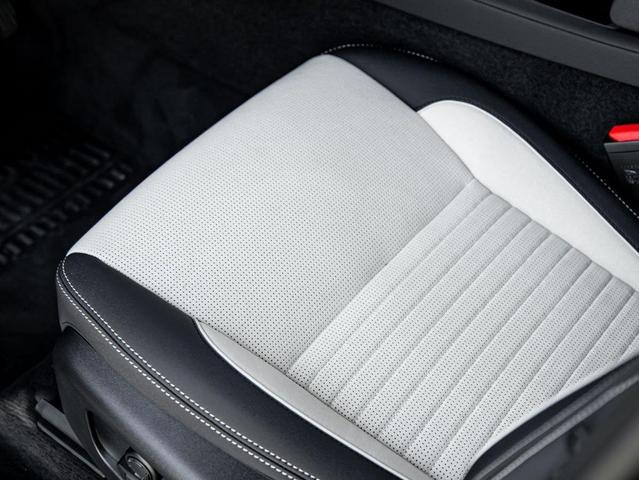 Photo of 2024 Santorini Black Metallic Land Rover Discovery Sport