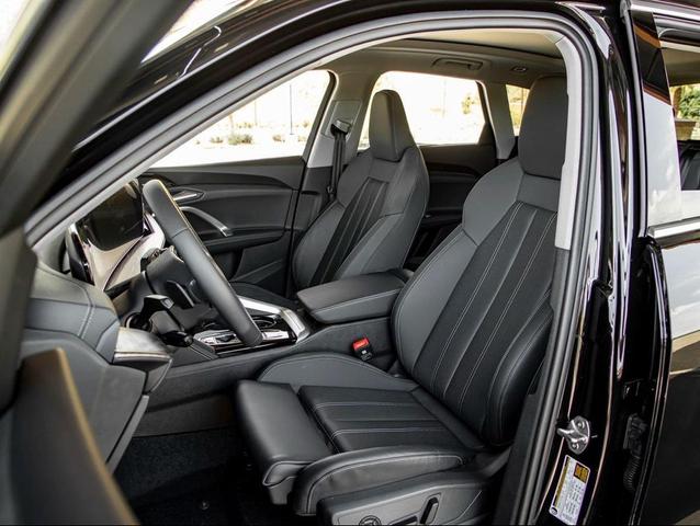 Photo of 2025 Mythos Black Metallic Audi Q5