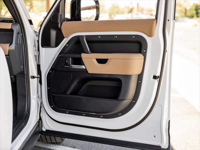 Photo of 2025 Fuji White Land Rover Defender