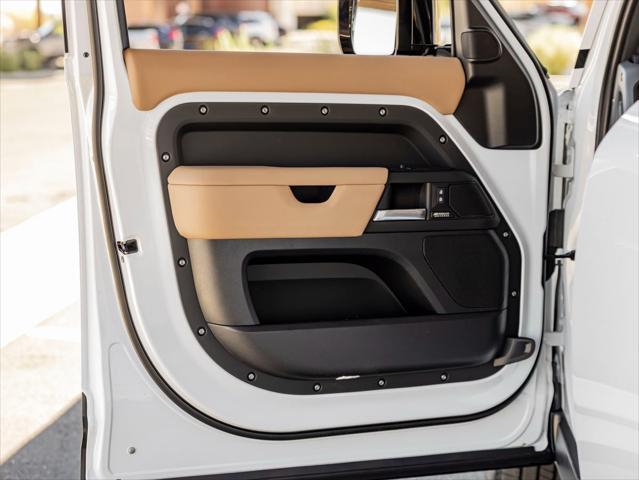 Photo of 2025 Fuji White Land Rover Defender