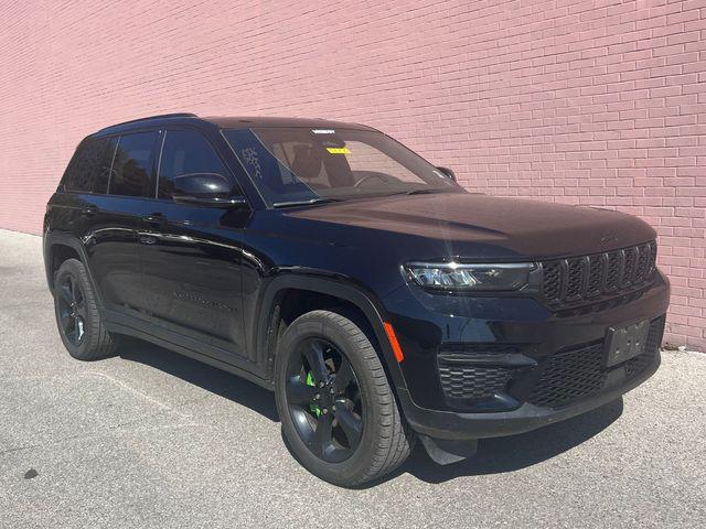 Photo of 2022 Diamond Black Crystal Pearlcoat Jeep Grand Cherokee