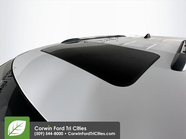 Photo of 2021 Bright White Clearcoat Jeep Grand Cherokee