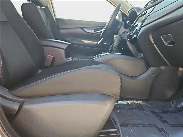Photo of 2020 Glacier White Nissan Rogue