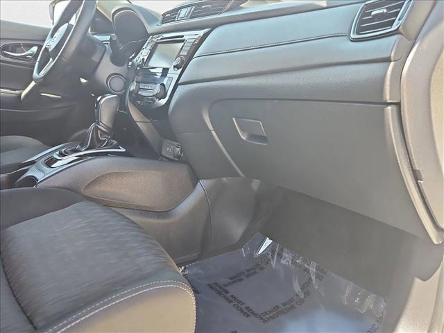 Photo of 2020 Glacier White Nissan Rogue