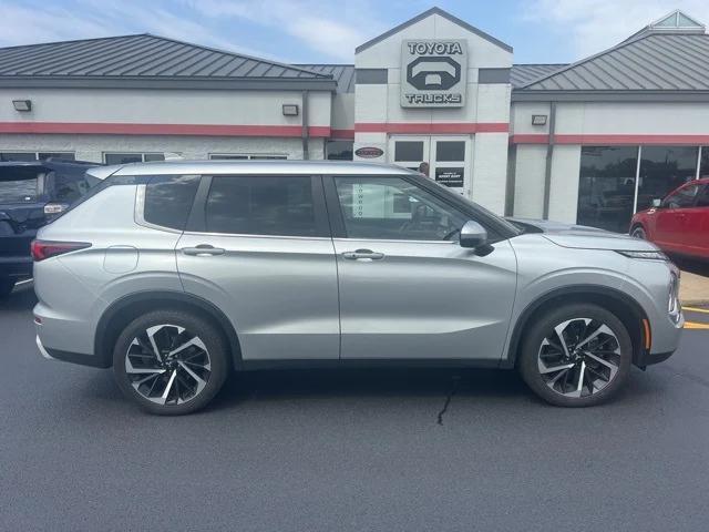 Photo of 2022 Alloy Silver Mitsubishi Outlander