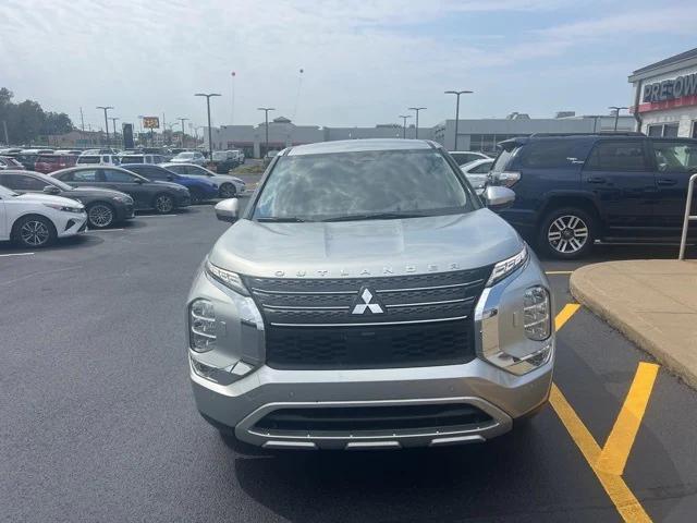 Photo of 2022 Alloy Silver Mitsubishi Outlander