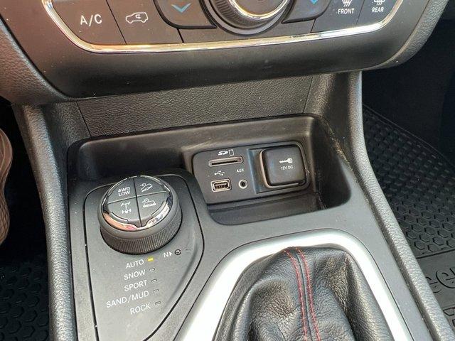 Photo of 2018 Diamond Black Crystal Pearlcoat Jeep Cherokee