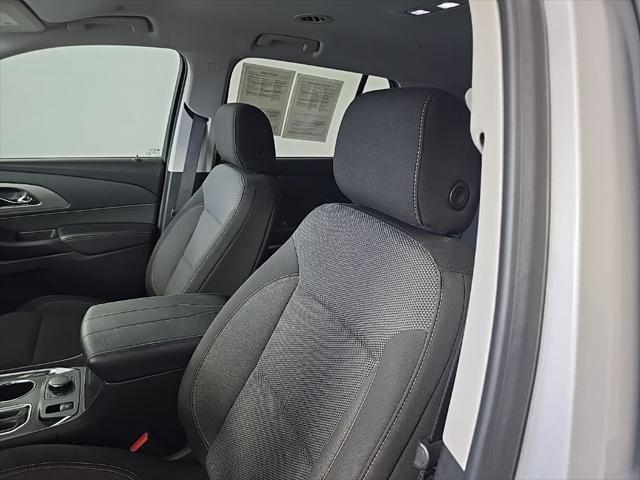 Photo of 2020 Silver Ice Metallic Chevrolet Traverse