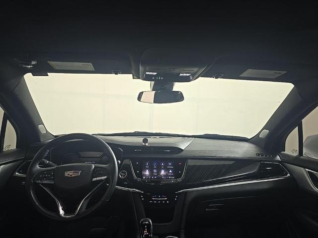 Photo of 2023 Crystal White Tricoat Cadillac XT6