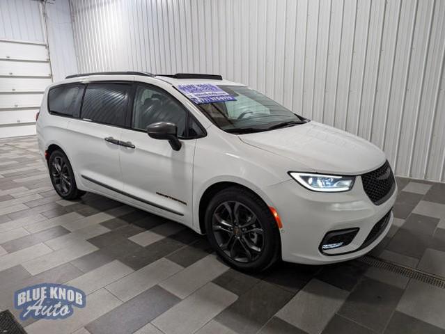 Photo of 2023 Bright White Clearcoat Chrysler Pacifica