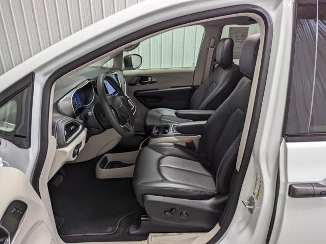 Photo of 2023 Bright White Clearcoat Chrysler Pacifica