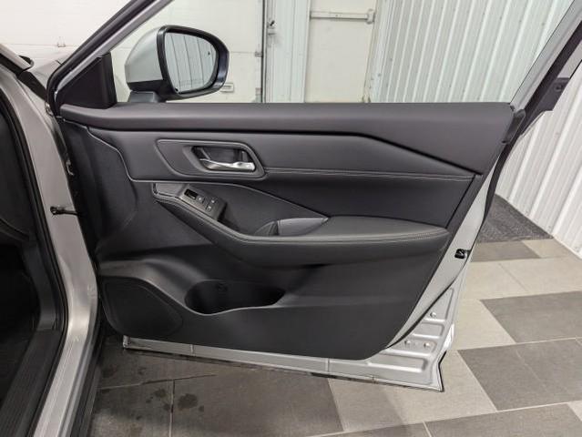 Photo of 2025 Brilliant Silver Metallic Nissan Rogue