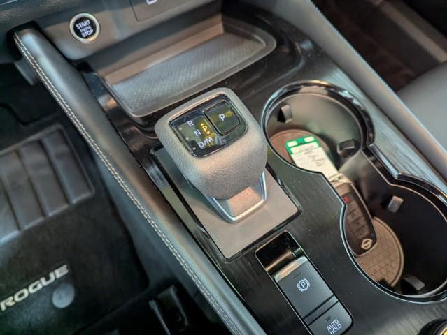 Photo of 2023 Pearl White Tricoat/Super Black Nissan Rogue