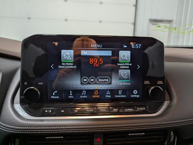 Photo of 2023 Pearl White Tricoat/Super Black Nissan Rogue