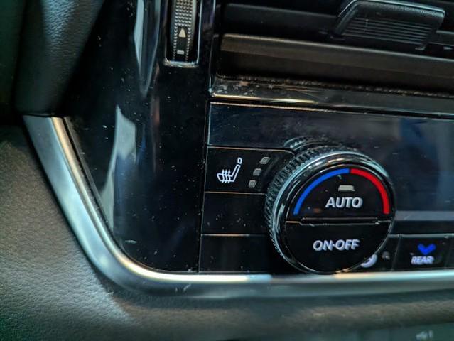 Photo of 2023 Pearl White Tricoat/Super Black Nissan Rogue