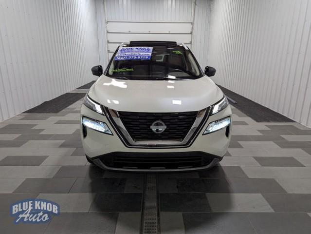 Photo of 2023 Pearl White Tricoat/Super Black Nissan Rogue