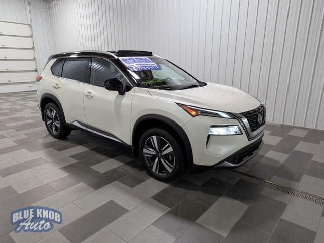 Photo of 2023 Pearl White Tricoat/Super Black Nissan Rogue