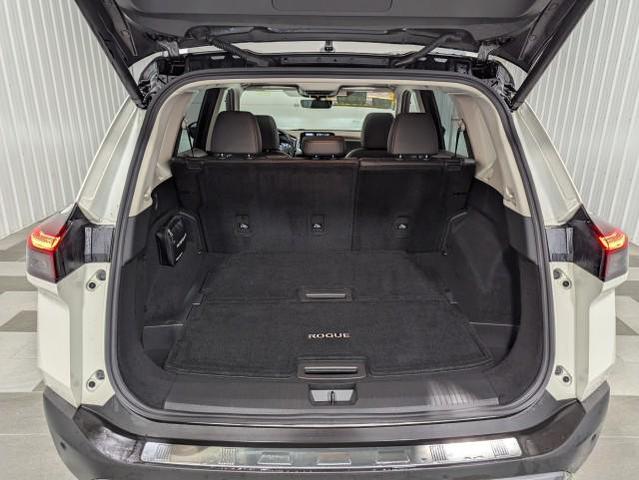 Photo of 2023 Pearl White Tricoat/Super Black Nissan Rogue